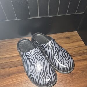 Oofos Womens Recovery Clogs Size 8